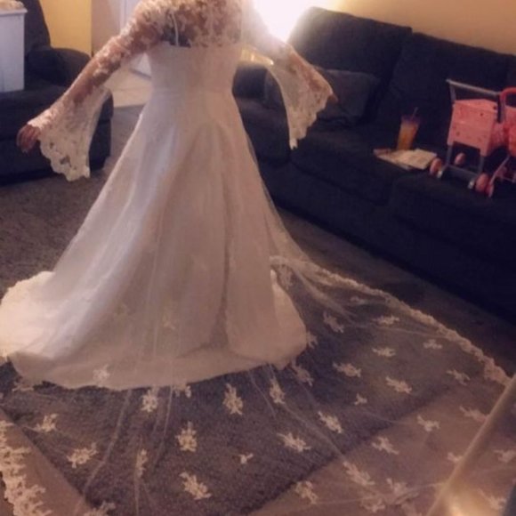 Wedding dress - Picture 3 of 3